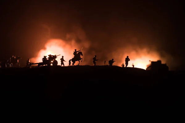 Concepto de guerra. Siluetas militares que luchan escena en el fondo del cielo niebla de guerra, Guerra Mundial tanques alemanes siluetas debajo del horizonte nublado Por la noche. Escena de ataque. Vehículos blindados e infantería . — Foto de Stock