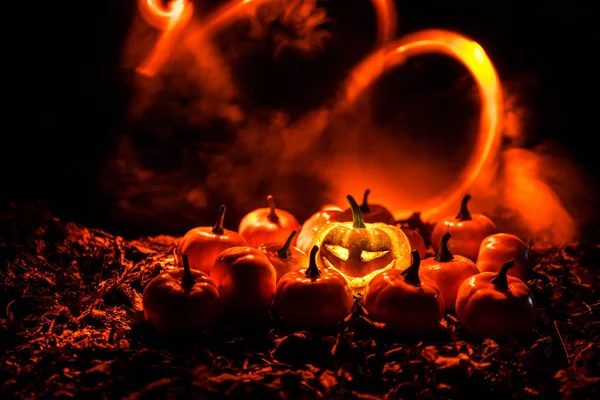 Halloween jack-o-lanterna em folhas de outono. Abóbora assustadora do Dia das Bruxas a olhar através do fumo. Brilhante , — Fotografia de Stock
