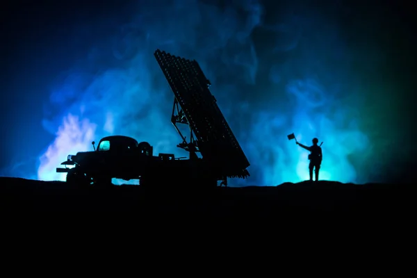 Raket lancering met vuur wolken. Battle scene met raket raketten met kop gericht op sombere hemel 's nachts. Sovjet-raketwerper op oorlogs achtergrond. — Stockfoto