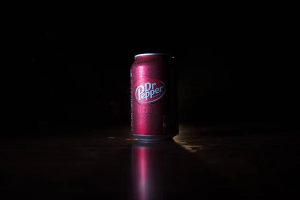 Baku, Azerbajdzjan-september 15, 2019: kan Dr Pepper läsk på mörkt tonas dimmigt bakgrund med ljus. Dr Pepper är en läskedryck som marknadsförs som en unik smak. — Stockfoto