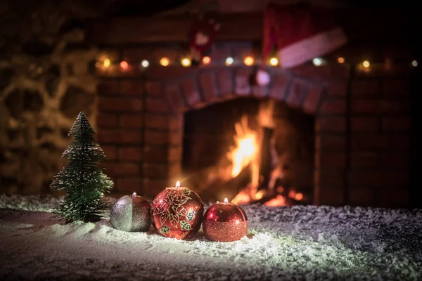 Рождественская комната дизайн интерьера, елка украшена огнями подарки игрушки, свечи и гирлянда освещения в помещении камин — стоковое фото