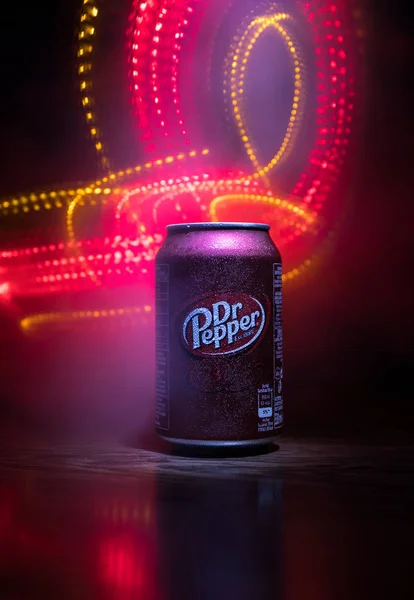 Bakü, Azerbaycan - 15 Eylül 2019: Koyu tonlu sisli arka planda ışıkla birlikte Dr Pepper'ın meşrubata bakması. Dr Pepper eşsiz bir lezzete sahip olarak pazarlanan bir meşrubat. — Stok fotoğraf