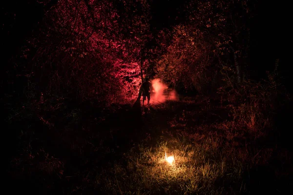 Představa hrůzy Halloweenu. Hořící starou olejovou lampu v noci v lese. Noční scenérie noční můry. — Stock fotografie