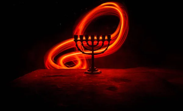 Imagen clave baja de las vacaciones judías fondo de Hanukkah con menorah sobre fondo de niebla tonificado oscuro — Foto de Stock