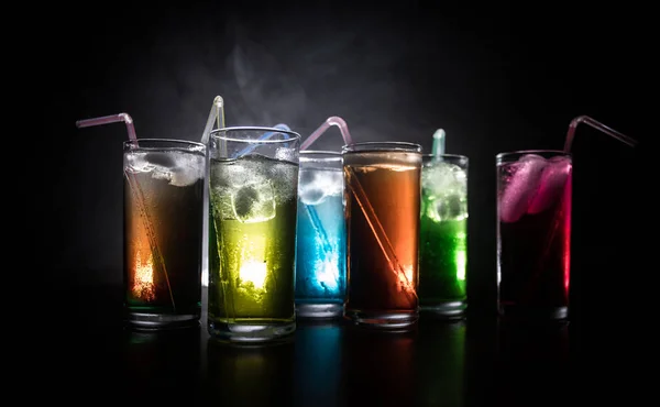 Colección de tiros de colores con limón en la barra; conjunto de mini tiradores de cócteles de alcohol con lima ; — Foto de Stock
