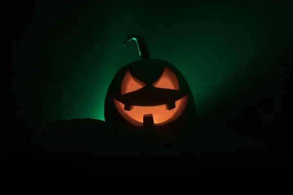 Halloween-Kürbislächeln und kratzige Augen für die Partynacht. Nahaufnahme von gruseligen Halloween-Kürbissen mit innen leuchtenden Augen vor schwarzem Hintergrund. — Stockfoto