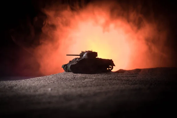 Concepto de guerra. Siluetas militares peleando escena en el fondo del cielo niebla de guerra, silueta de vehículo blindado debajo de Cloudy Skyline Por la noche. Escena de ataque. Batalla de tanques . — Foto de Stock