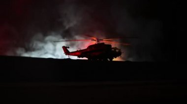 Askeri helikopter çatışma bölgesinden uçmaya hazır silüeti. Gece görüntüleri çöl sisli tonda sırt ile başlayarak helikopter ile dekore edilmiştir. Seçici odak.