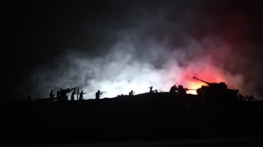 Savaş Konsepti. Savaş sis gökyüzü arka plan üzerinde sahne mücadele Askeri siluetler, Gece Bulutlu Skyline Altında Dünya Savaşı Alman Tankları Siluetler. Saldırı sahnesi. Zırhlı araçlar ve piyadeler.