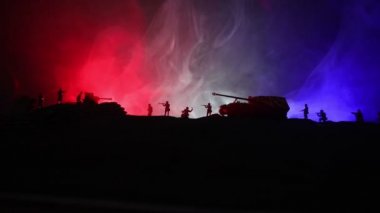 Savaş Konsepti. Savaş sis gökyüzü arka plan üzerinde sahne mücadele Askeri siluetler, Gece Bulutlu Skyline Altında Dünya Savaşı Alman Tankları Siluetler. Saldırı sahnesi. Zırhlı araçlar ve piyadeler.