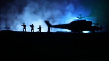 Askeri helikopter çatışma bölgesinden uçmaya hazır silüeti. Gece görüntüleri çöl sisli tonda sırt ile başlayarak helikopter ile dekore edilmiştir. Seçici odak.