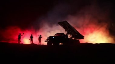 Savaş Konsepti. Savaş sis gökyüzü arka plan üzerinde sahne mücadele Askeri siluetler, Gece Bulutlu Skyline Altında Dünya Savaşı Alman Tankları Siluetler. Saldırı sahnesi. Zırhlı araçlar ve piyadeler.