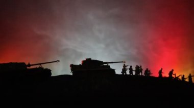 Savaş Konsepti. Savaş sis gökyüzü arka plan üzerinde sahne mücadele Askeri siluetler, Gece Bulutlu Skyline Altında Dünya Savaşı Alman Tankları Siluetler. Saldırı sahnesi. Zırhlı araçlar ve piyadeler.