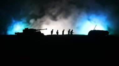 Savaş Konsepti. Savaş sis gökyüzü arka plan üzerinde sahne mücadele Askeri siluetler, Gece Bulutlu Skyline Altında Dünya Savaşı Alman Tankları Siluetler. Saldırı sahnesi. Zırhlı araçlar ve piyadeler.