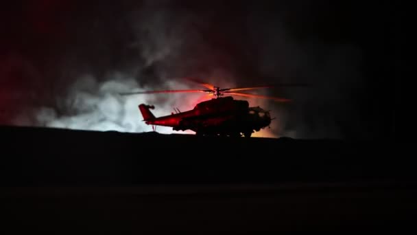 Sylwetka wojskowego helikoptera gotowy do lotu od strefy konfliktu. Ozdobione noc nagrania śmigłowca począwszy od pustyni z mglisty stonowanych podświetlany. Selektywny fokus. — Wideo stockowe