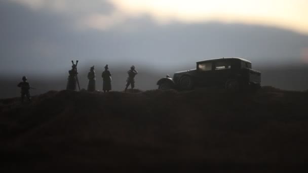 War concept. Militaire silhouetten vechten scène op oorlog mist hemel achtergrond, Wereldoorlog Duitse tanks silhouetten onder bewolkte skyline 's nachts. Aanvals scène. Gepantserde voertuigen en infanterie. — Stockvideo