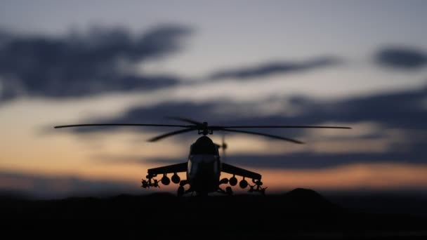 軍用ヘリコプター紛争地帯からを飛行する準備ができてのシルエット。霧のトーン バックライト付きの砂漠で始まるヘリコプター飾られて夜の映像。選択と集中. — ストック動画