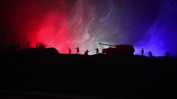 Concepto de guerra. Siluetas militares que luchan escena en el fondo del cielo niebla de guerra, Guerra Mundial tanques alemanes siluetas debajo del horizonte nublado Por la noche. Escena de ataque. Vehículos blindados e infantería . — Vídeos de Stock