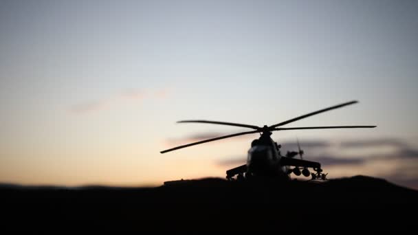 军用直升机的剪影准备从冲突区飞行。装饰的夜间镜头与直升机开始在沙漠与雾色调的背光。选择性聚焦. — 图库视频影像