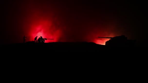 Concepto de guerra. Siluetas militares que luchan escena en el fondo del cielo niebla de guerra, Guerra Mundial tanques alemanes siluetas debajo del horizonte nublado Por la noche. Escena de ataque. Vehículos blindados e infantería . — Vídeos de Stock