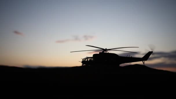 미군 헬기가 충돌 영역에서 비행 준비 완료의 실루엣. 안개 톤된 백라이트와 사막에서 시작 하는 헬리콥터에 밤 장면을 꾸며져 있습니다. 선택적 초점. — 비디오