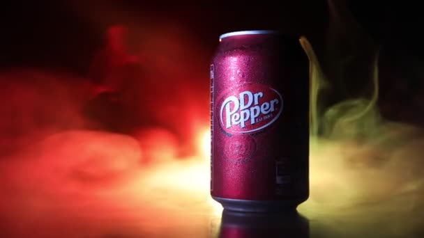 BAKU, AZERBAIJAN - 15 SETTEMBRE 2019: Can of Dr Pepper soft drink su fondo scuro nebbioso con luce. Dr Pepper è una bevanda analcolica commercializzata come avente un sapore unico . — Video Stock
