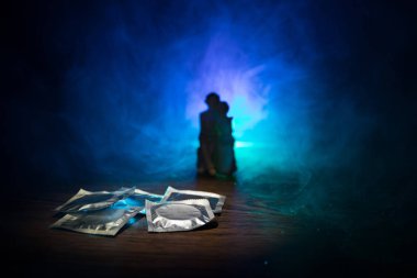 Açık bir kadın prezervatifi, güvenli seks kavramı tutan bir genç güzel kız kapatın. AIDS ve doğum kontrol karşı koruma