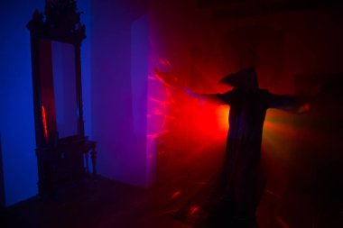 Ayna ile karanlık oda içinde hayalet Korku siluet arka planda sis ve ışık ile perili evin içinde cadı Korkunç halloween kavramı Siluet.