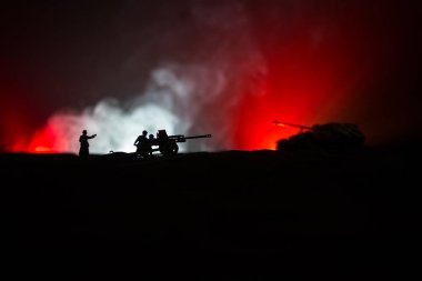 Savaş Konsepti. Savaş sis gökyüzü arka plan üzerinde sahne mücadele Askeri siluetler, Gece Bulutlu Skyline Altında Dünya Savaşı Alman Tankları Siluetler. Saldırı sahnesi. Zırhlı araçlar ve piyadeler.
