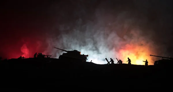 Πολεμική ιδέα. Στρατιωτικές σιλουέτες αγωνίζονται σκηνή στον πόλεμο ομίχλη ουρανό φόντο, παγκόσμιος πόλεμος Γερμανικά άρματα φιγούρες κάτω από συννεφιασμένο ορίζοντα τη νύχτα. Σκηνή επίθεσης. Τεθωρακισμένα οχήματα και πεζικό. — Φωτογραφία Αρχείου