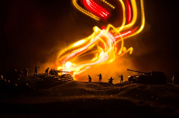 War concept. Militaire silhouetten vechten scène op oorlog mist hemel achtergrond, Wereldoorlog Duitse tanks silhouetten onder bewolkte skyline 's nachts. Aanvals scène. Gepantserde voertuigen en infanterie. — Stockfoto