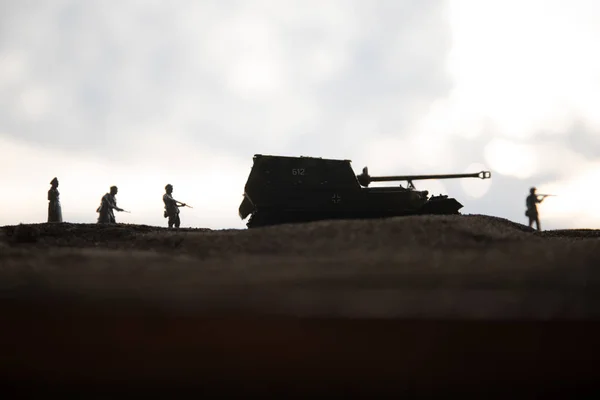 Válečný koncept. Vojenské siluety bojující s scénami na pozadí válečné mlhy, německé tanky na druhé světové válce, siluety pod mračnou Skyline v noci. Útočná scéna. — Stock fotografie
