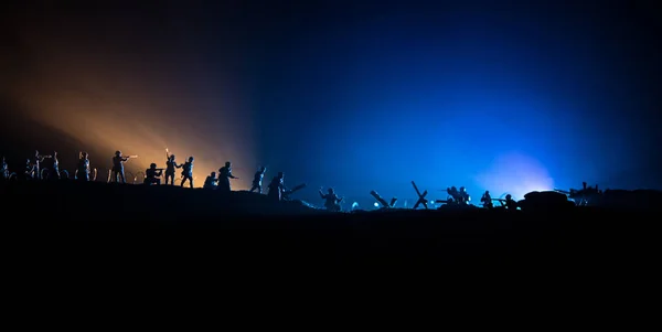 Concepto de guerra. Siluetas militares que luchan escena en el fondo del cielo niebla de guerra, Guerra Mundial tanques alemanes siluetas debajo del horizonte nublado Por la noche. Escena de ataque. Vehículos blindados e infantería . —  Fotos de Stock