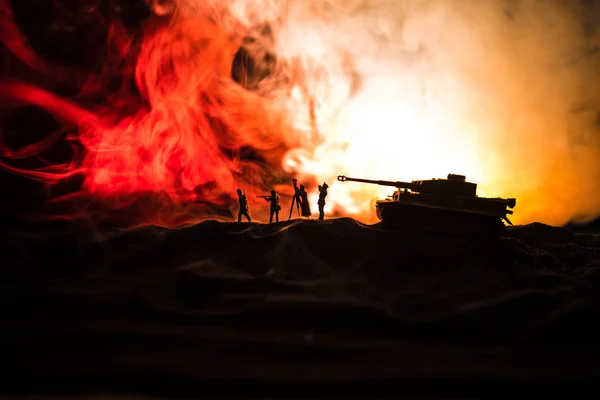 Concepto de guerra. Siluetas militares que luchan escena en el fondo del cielo niebla de guerra, Guerra Mundial tanques alemanes siluetas debajo del horizonte nublado Por la noche. Escena de ataque. Vehículos blindados e infantería . — Foto de Stock