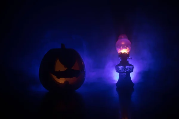 Concetto horror di Halloween. Brucia vecchia lampada ad olio nella foresta di notte. Scenario notturno di una scena da incubo. Focus selettivo . — Foto Stock