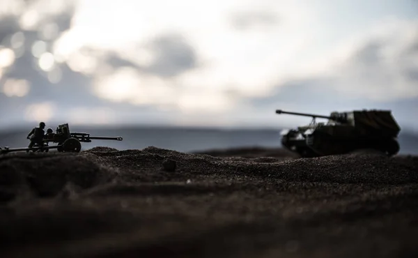 Savaş Konsepti. Savaş sis gökyüzü arka plan üzerinde sahne mücadele Askeri siluetler, Gece Bulutlu Skyline Altında Dünya Savaşı Alman Tankları Siluetler. Saldırı sahnesi. — Stok fotoğraf