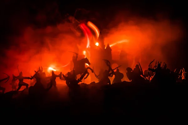 Scène de bataille médiévale avec cavalerie et infanterie. Silhouettes de figures comme objets séparés, combat entre guerriers sur fond brumeux sombre avec château médiéval . — Photo