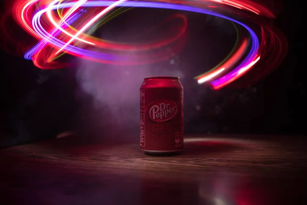 Baku, Azerbajdzjan-september 15, 2019: kan Dr Pepper läsk på mörkt tonas dimmigt bakgrund med ljus. Dr Pepper är en läskedryck som marknadsförs som en unik smak. — Stockfoto