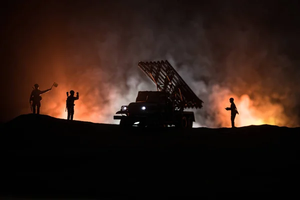 Lanzamiento de cohetes con nubes de fuego. Escena de batalla con misiles cohete con ojiva apuntada al cielo sombrío por la noche. Lanzacohetes soviéticos sobre fondo de guerra . — Foto de Stock