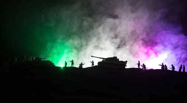 Concept de guerre. Silhouettes militaires scène de combat sur fond de brouillard de guerre ciel, Réservoirs allemands de la guerre mondiale Silhouettes ci-dessous ciel nuageux La nuit. Scène d'attaque. Véhicules blindés et infanterie . — Photo