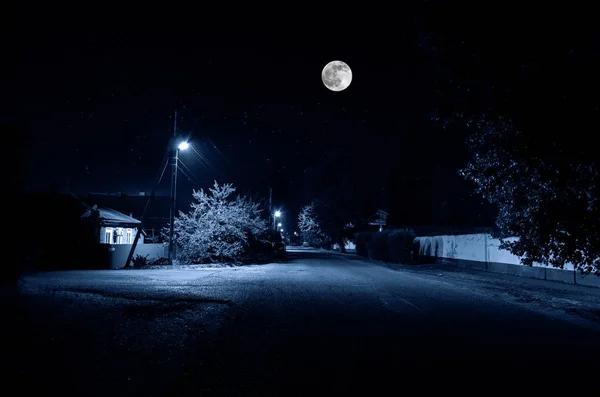 Fullmåne över ganska by på natten. Vacker Nattlandskap av gamla stan med ljus. Ryssland — Stockfoto