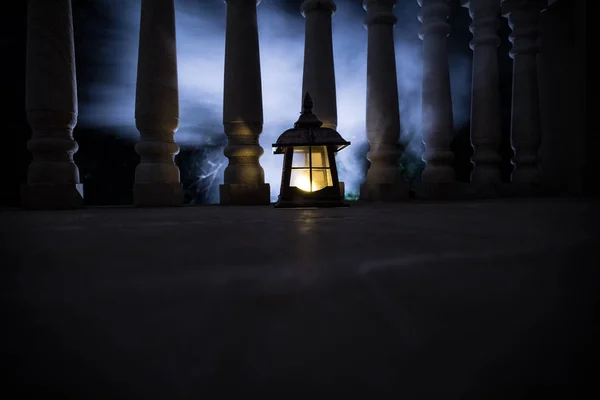 Retro stijl lantaarn 's nachts. Mooie kleurrijke verlichte lamp op het balkon in de tuin. — Stockfoto