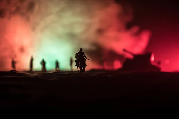 Світова війна (або воїн) вершник на коні з мечем, готовим битися, а солдати на темному туманному тонованому тлі. Бойова сцена поле битви солдатів . — стокове фото