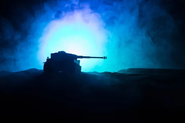 Πολεμική ιδέα. Στρατιωτικές σιλουέτες αγωνίζονται σκηνή στον πόλεμο ομίχλη ουρανό φόντο, σιλουέτα θωρακισμένου οχήματος κάτω από συννεφιασμένο ορίζοντα τη νύχτα. Σκηνή επίθεσης. Μάχη τανκς. — Φωτογραφία Αρχείου