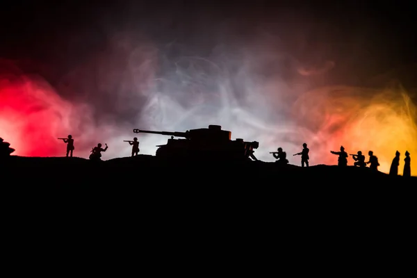 战争概念。军事剪影战斗场景在战争雾天空背景，二战德国坦克剪影下多云天际线在夜间。攻击场景。装甲车和步兵. — 图库照片