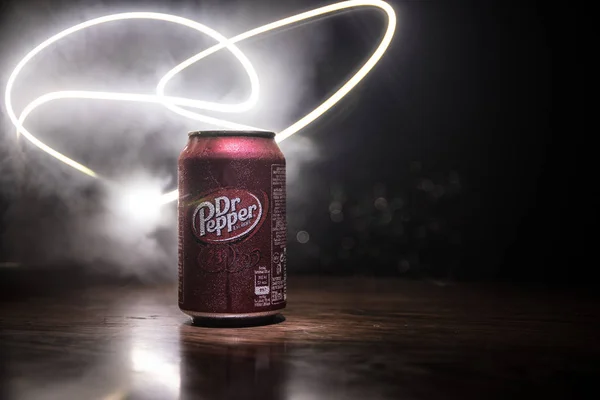 Baku, Azerbajdzsán-szeptember 15, 2019: lehet Dr. Pepper üdítőital a sötét tónusú ködös háttérben fény. Dr. Pepper egy üdítőital forgalmazott, mint egy egyedi íz. — Stock Fotó