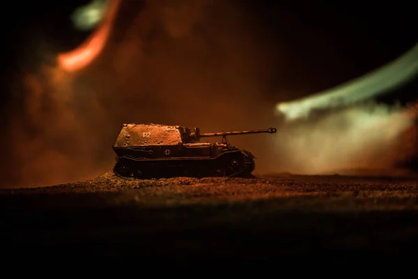 Savaş Konsepti. Askeri siluetler savaş sis gökyüzü arka plan üzerinde sahne mücadele, Geceleri Cloudy Skyline altında zırhlı araç Siluet. Saldırı sahnesi. Tanklar savaşı. — Stok fotoğraf