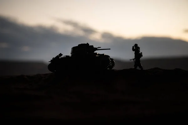 Conceito de Guerra. silhuetas militares cena de luta no fundo do céu nevoeiro guerra, tanques alemães da guerra mundial silhuetas abaixo do céu nublado à noite. Cena de ataque . — Fotografia de Stock