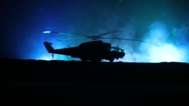 Askeri helikopter çatışma bölgesinden uçmaya hazır silüeti. Gece görüntüleri çöl sisli tonda sırt ile başlayarak helikopter ile dekore edilmiştir. Seçici odak.