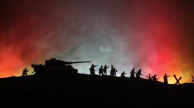 Savaş Konsepti. Savaş sis gökyüzü arka plan üzerinde sahne mücadele Askeri siluetler, Gece Bulutlu Skyline Altında Dünya Savaşı Alman Tankları Siluetler. Saldırı sahnesi. Zırhlı araçlar ve piyadeler.